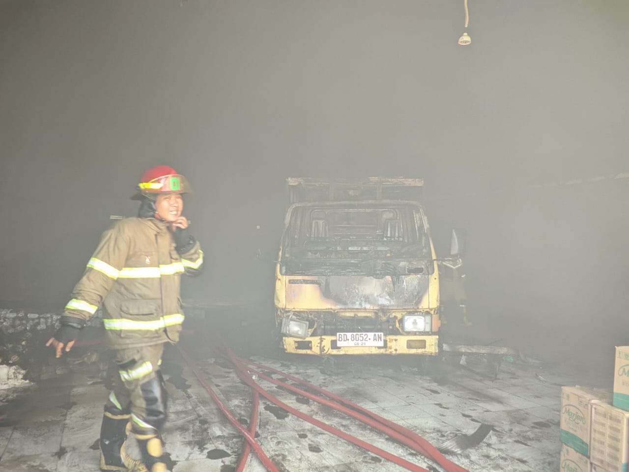 Gudang BD Berdikari Bengkulu Terbakar, Api Diduga Berasal dari Mobil Mini Box di Dalam Gudang