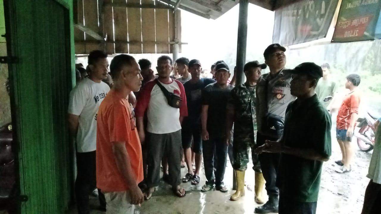 Warga dan Polisi Bersatu Musnahkan Puluhan Botol Miras Ilegal di Semidang Alas Maras