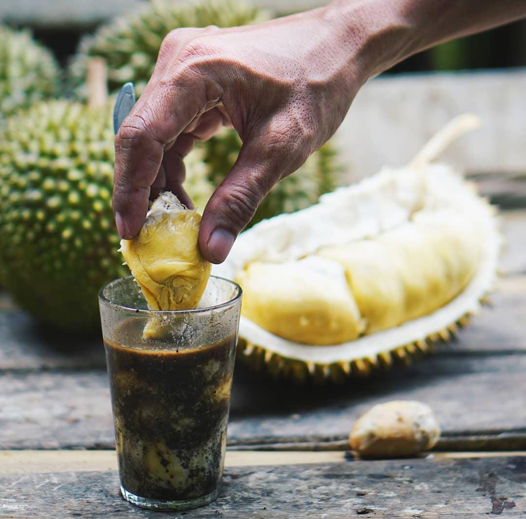 Tren Minum Kopi Campur Durian Lagi Populer, Ini 5 Manfaat dan Potensi Efek Sampingnya!