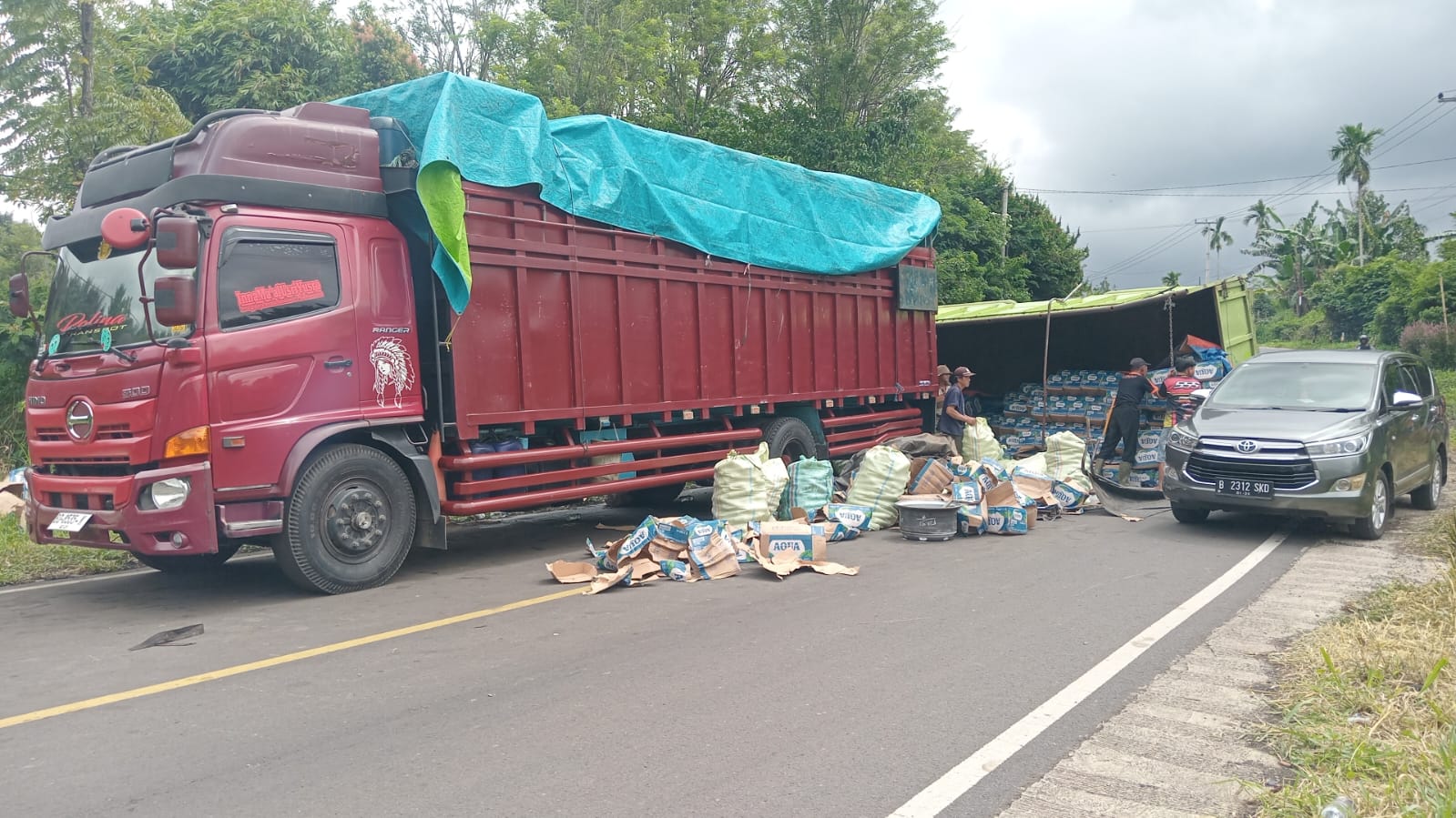 Truk Pengangkut Air Mineral Terbalik di Tanjakan Rejang Lebong, Diduga Tak Kuat Menanjak