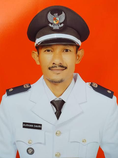 Ikuti Jejak Sang Ayah, Burhan Dahri Pimpin Desa Pondok Lunang dengan Prestasi