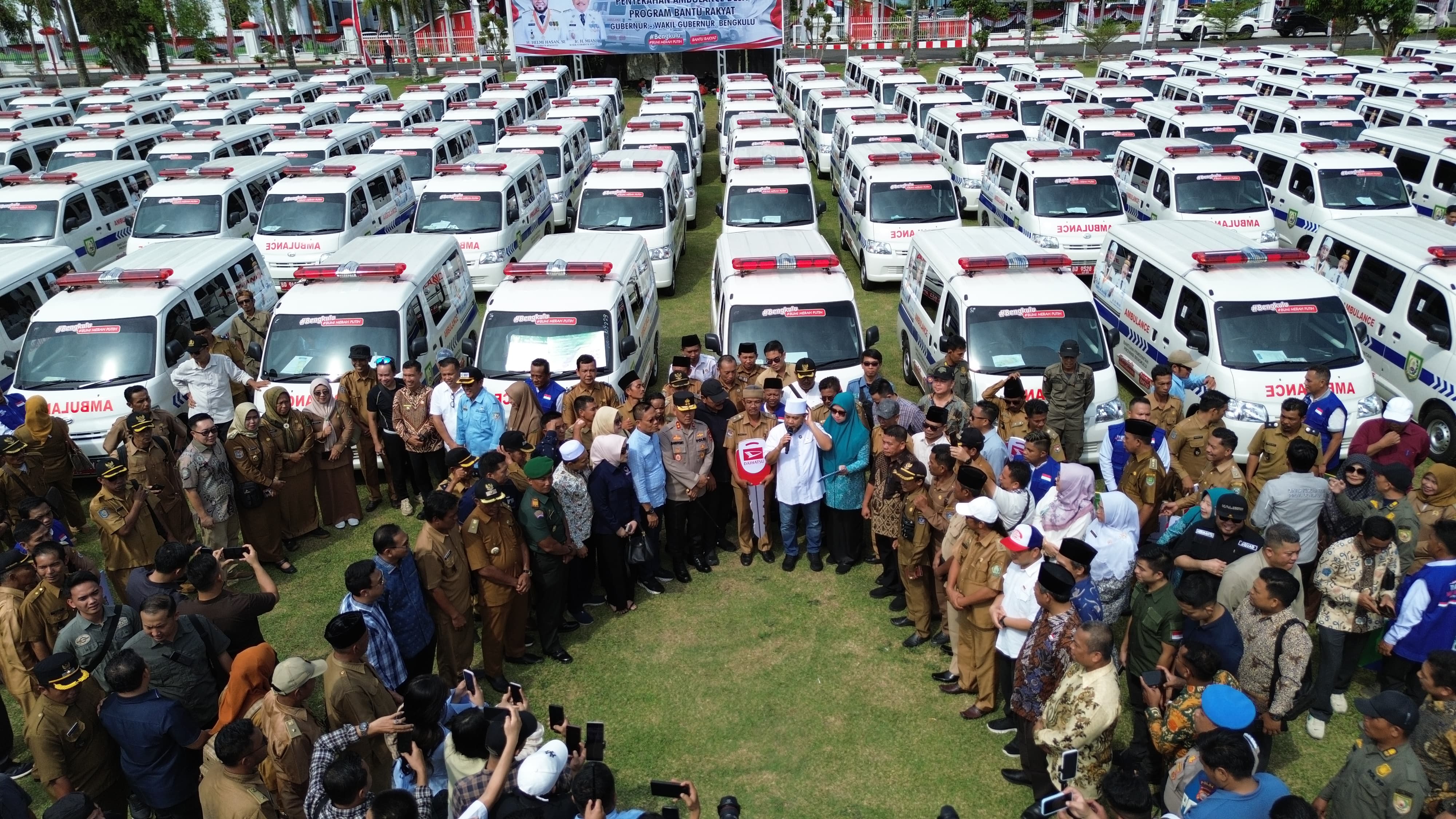 Gubernur Helmi Hasan Serahkan 130 Ambulans Gratis Desa, Hadiah HUT ke-80 RI untuk Bengkulu