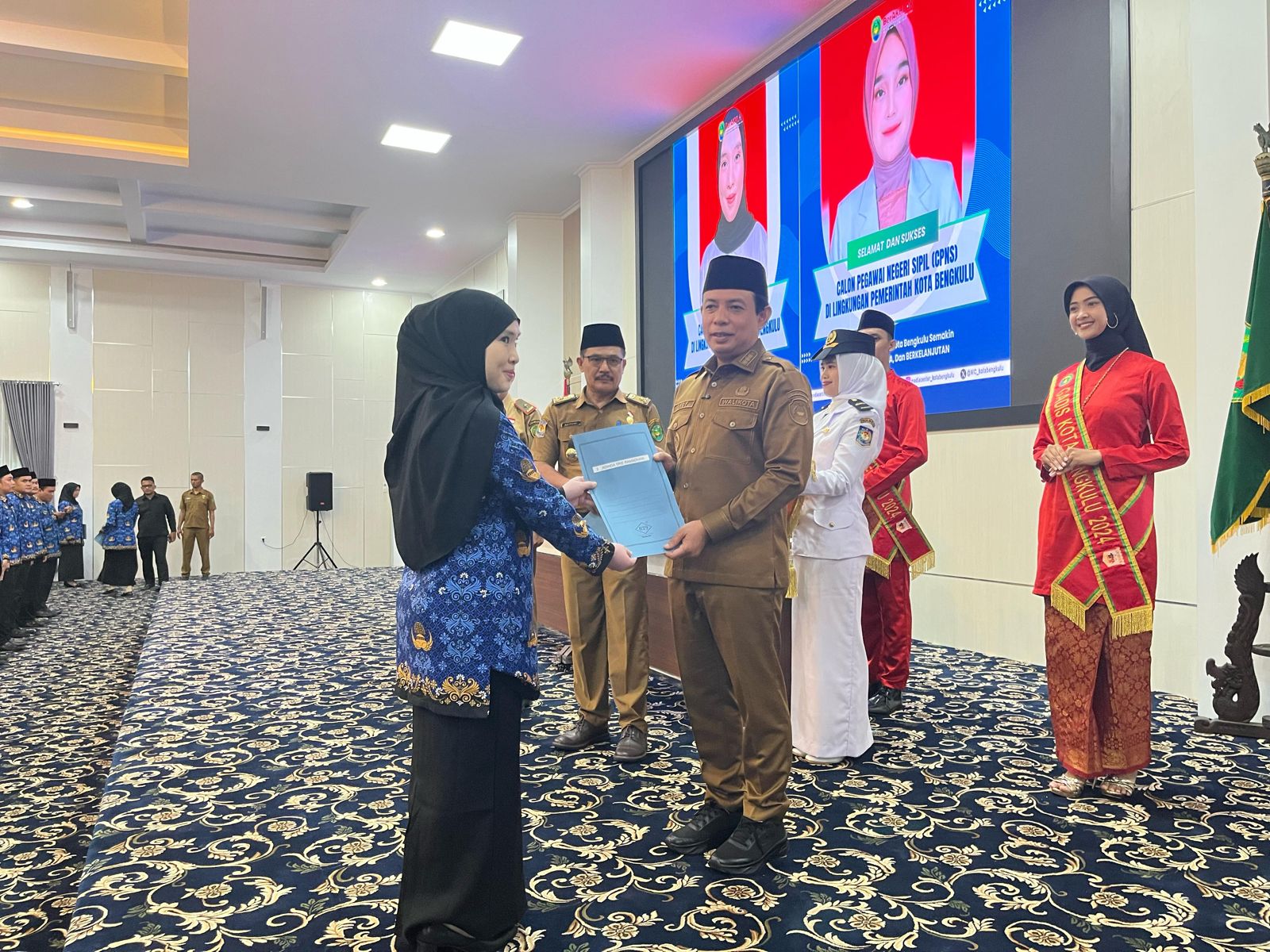 Walikota Bengkulu Serahkan SK kepada 183 CPNS, Tegaskan Profesionalisme dan Integritas Abdi Negara