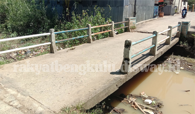 Di Lokasi Langganan Banjir, Jembatan  Dipenuhi Sampah