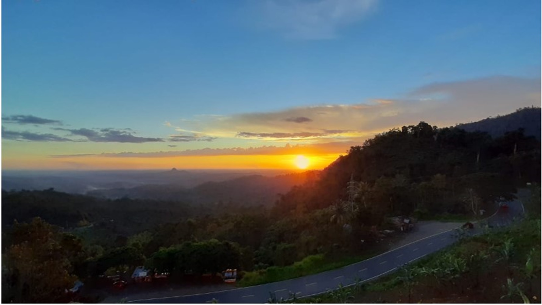 Saksikan Keindahan Sunset dari Liku Sembilan, Dikelilingi Hutan Tropis 