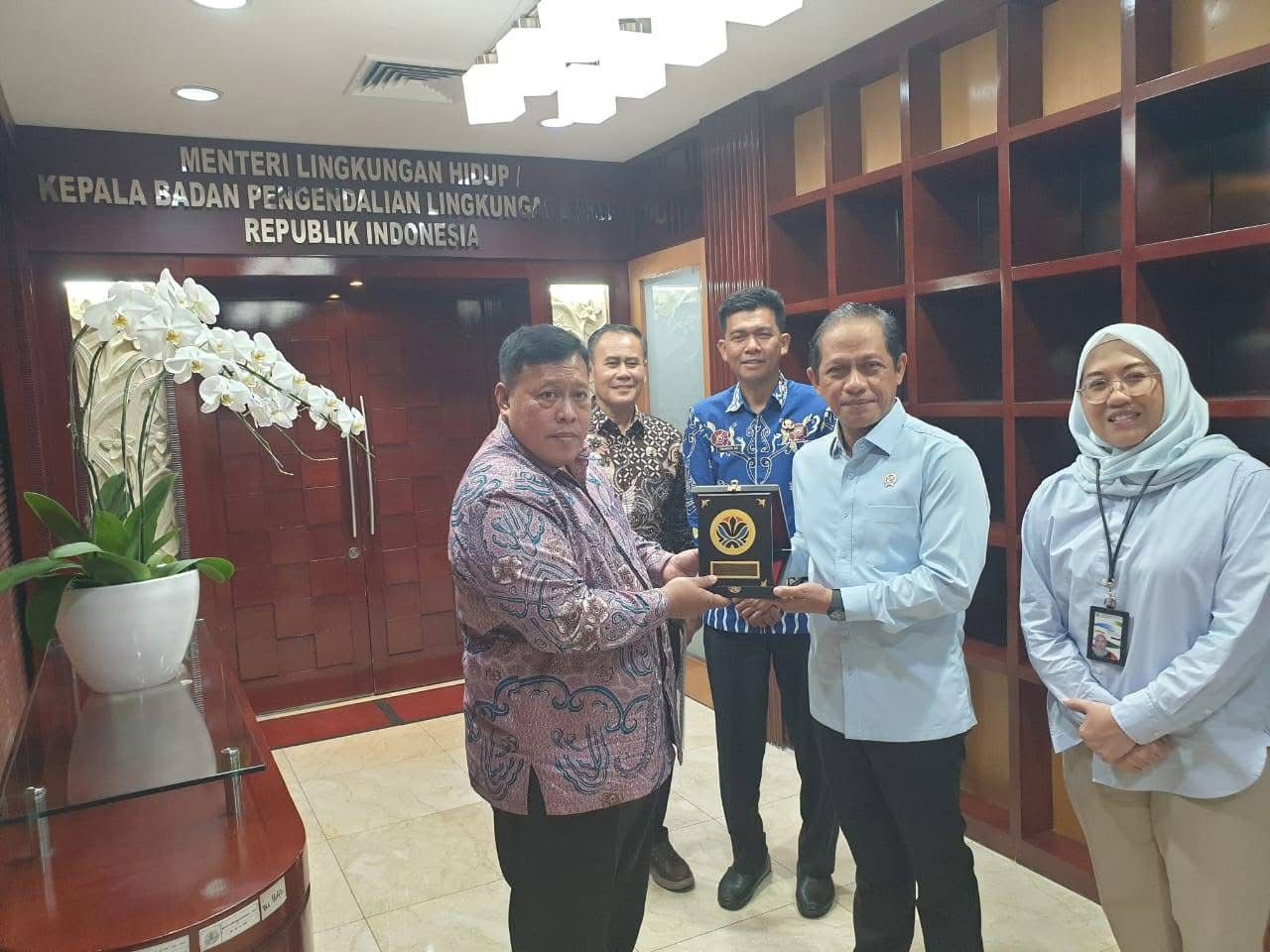 Bupati Mukomuko Terima Dukungan Nyata dari KLHK, Dapat 2 Unit Dump Truck untuk Pengangkutan Sampah