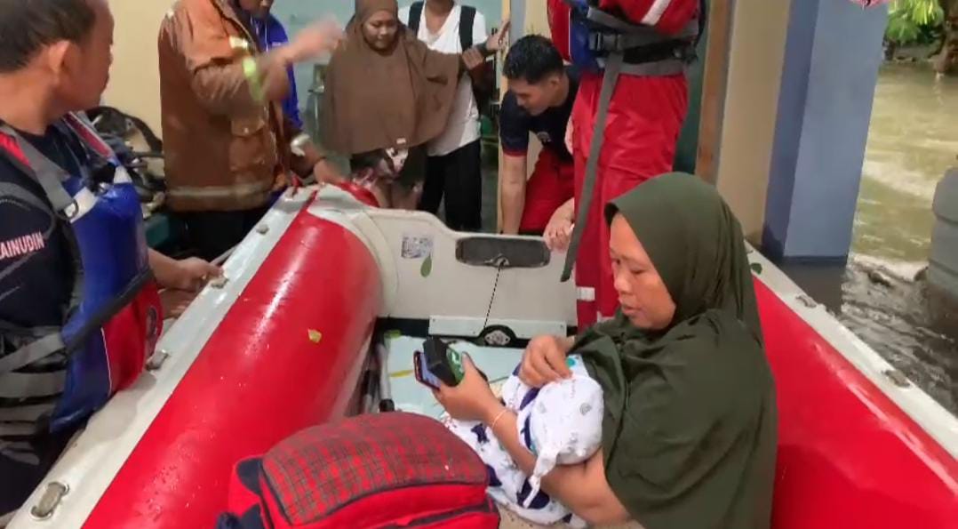 Dramatis! Damkar Evakuasi Bayi 3 Minggu Terjebak Banjir di Kota Bengkulu