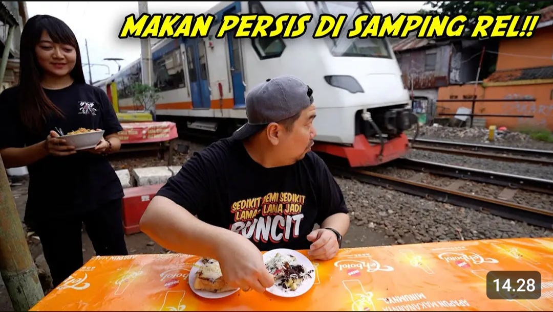 Review Makanan Ala Nex Carlos, Cobain Kue Pancong di Warung Persis Samping Rel Kereta Api 