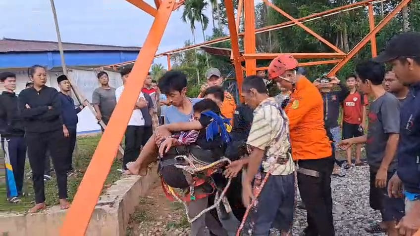 Geger! Remaja Nekat Panjat Tower TVRI Bengkulu Selatan Hendak Akhiri Hidup, Tim SAR Pun Beraksi