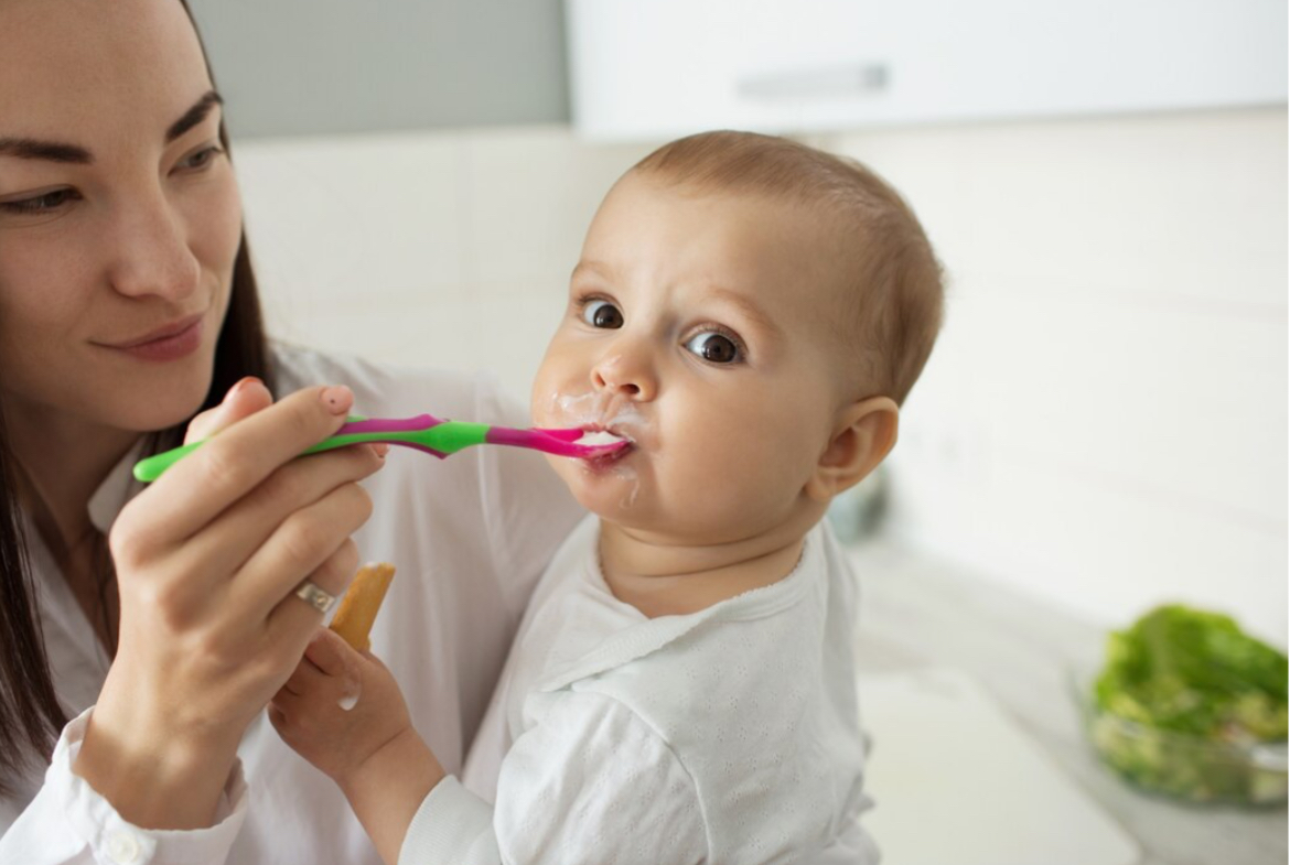 Si Kecil Akan Segera Makan? Ini Panduan Cara Pemberian Makanan Pendamping ASI pada Bayi