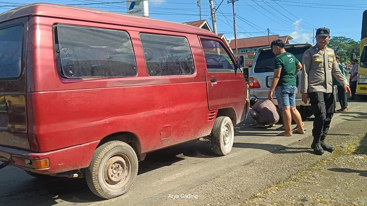 Antrean Panjang, Emosi Memuncak, Mobil Nyaris Terbakar di SPBU Tais