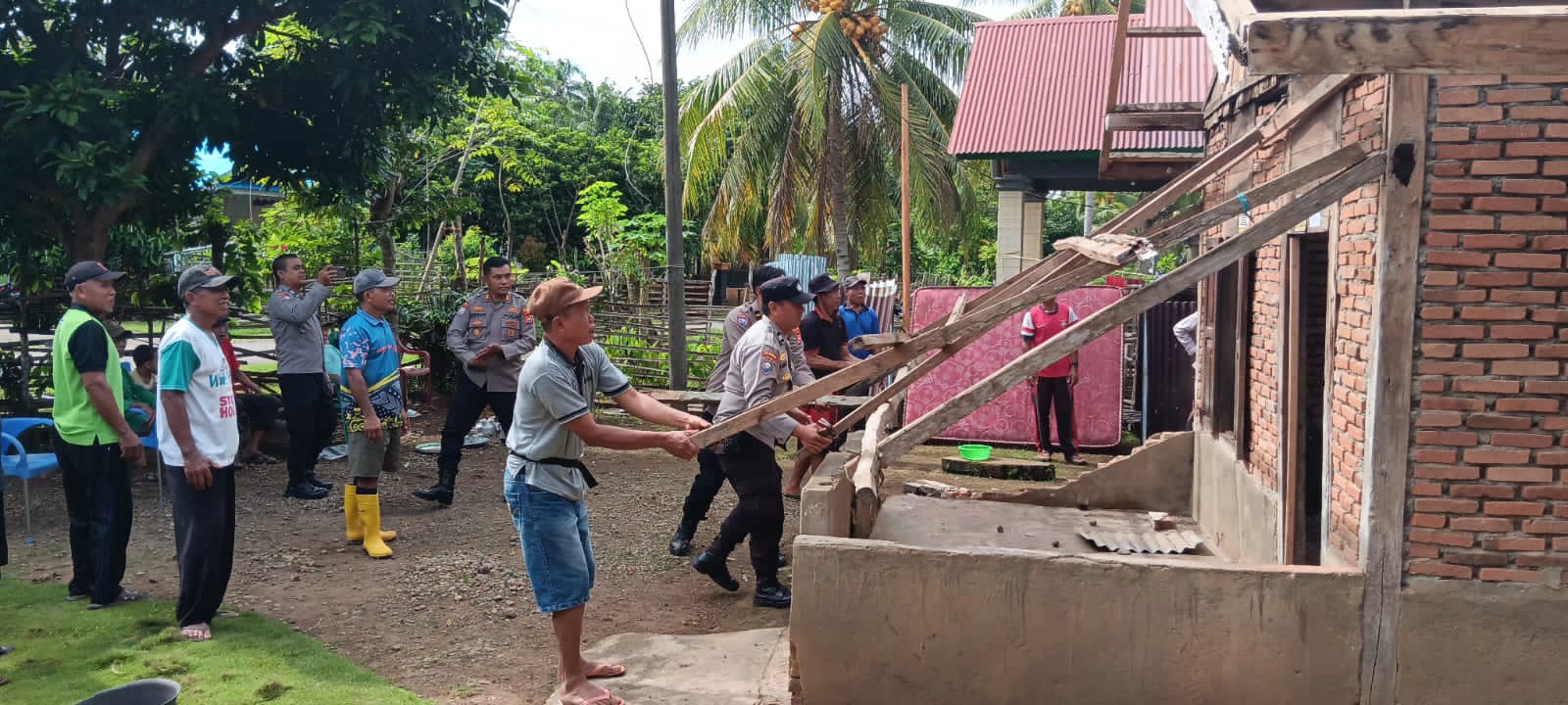 Aksi Kemanusiaan Polres Bengkulu Selatan, Bedah Rumah Layak Huni untuk Warga Pino