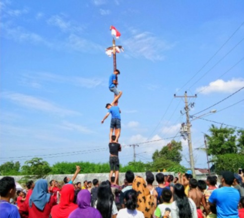 Bukan Sekadar Lomba! Ini Makna Panjat Pinang yang Jarang Diketahui Orang