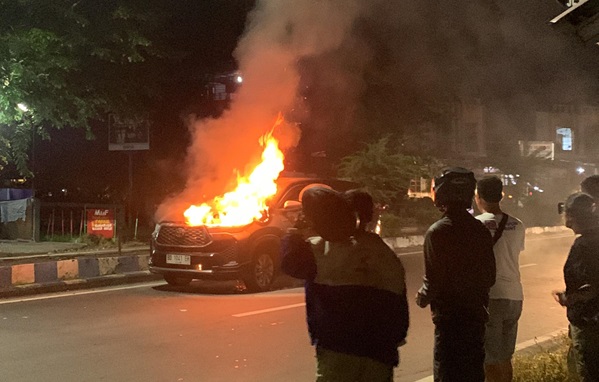 Detik-detik Innova Zenix Hybrid Terbakar di Tanah Patah Sebabkan Jalan Macet Total, Begini Kronologisnya