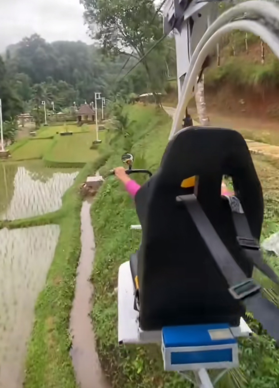 Wahana Pertama Kereta Gantung di Kampung Durian