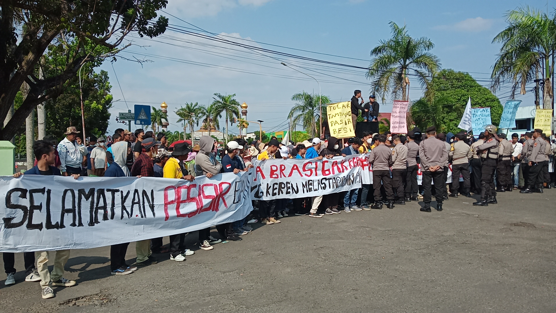 Massa Unjuk Rasa Kecewa Tak Dapat Temui Gubernur Bengkulu, Mediasi Tambang Pasir Besi Berujung Deadlock