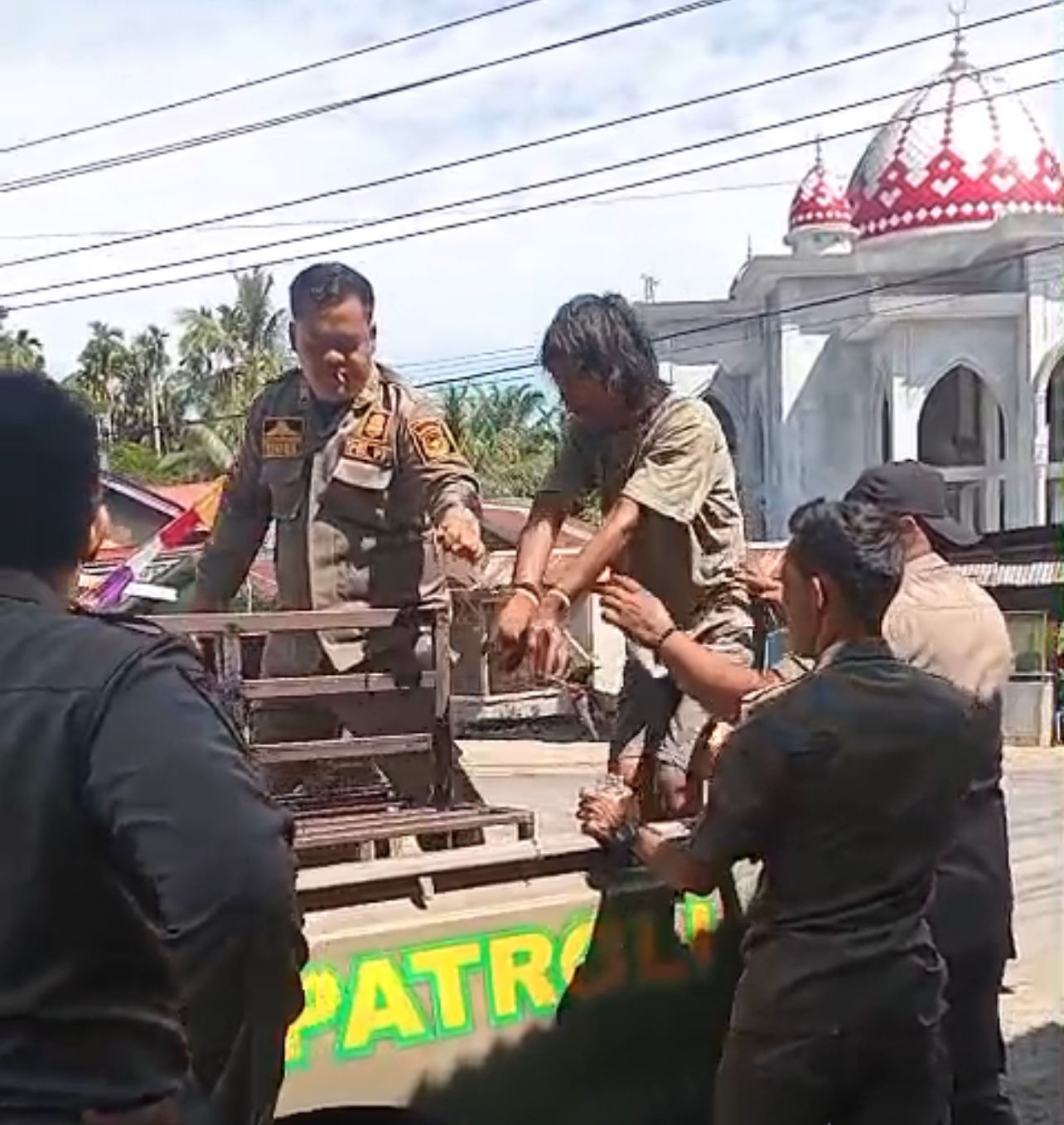 ODGJ Mengganggu, Satpol PP Mukomuko Turun Tangan Amankan di Penarik