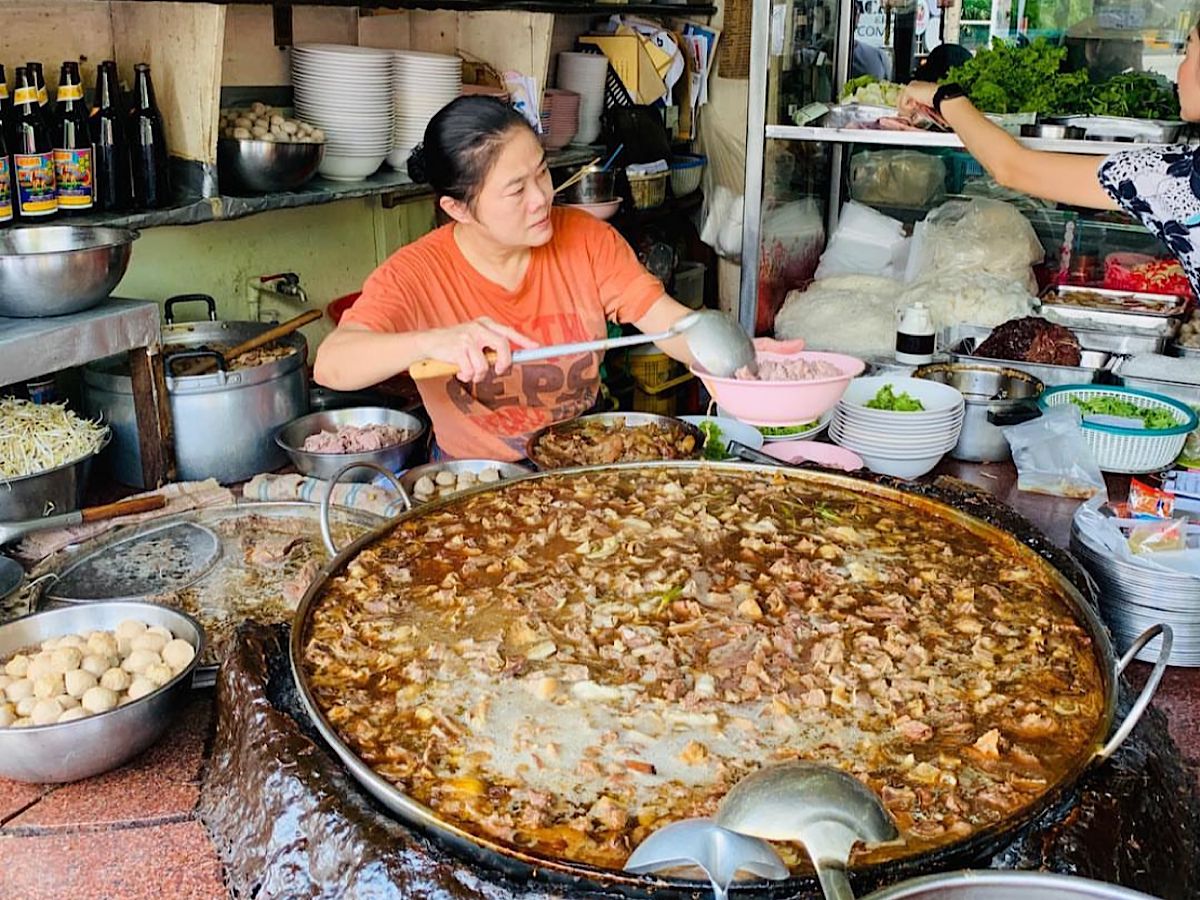 Mie dengan Kaldu 40 Tahun: Menikmati Kelezatan Wattana Panich di Restoran Bangkok