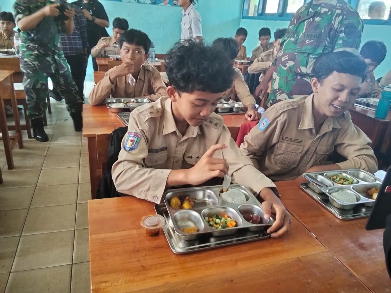 Tim Setneg RI Tinjau Langsung Program MBG di SMPN 18 Kota Bengkulu, Pastikan Gizi Siswa Terpenuhi