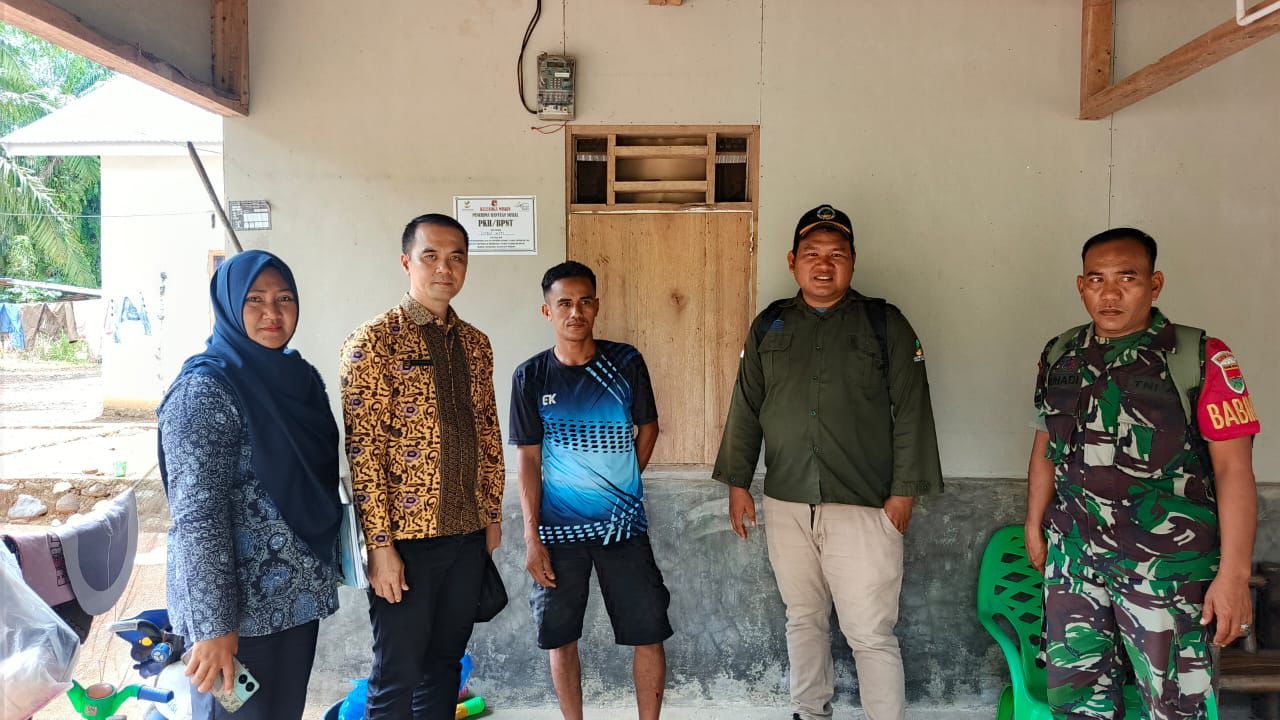 Cegah PKH Salah Sasaran, Dinsos Mukomuko Mulai Pasang Label Bansos di Rumah KPM