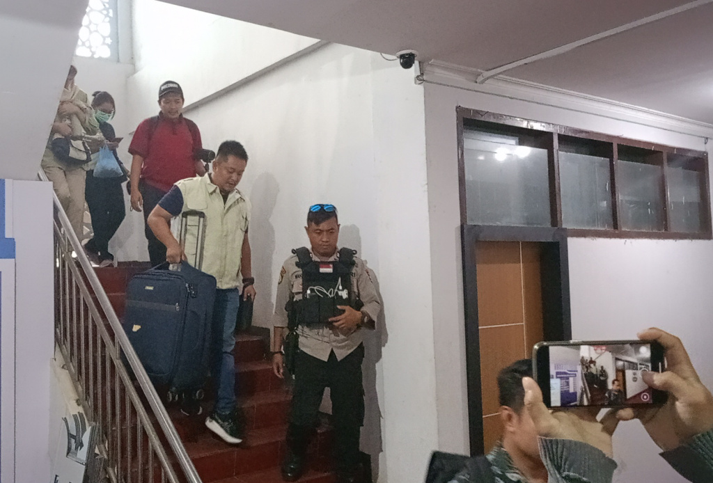 KPK Geledah Kantor Disnakertrans Provinsi Bengkulu, Satu Koper Warna Hitam Diangkut 