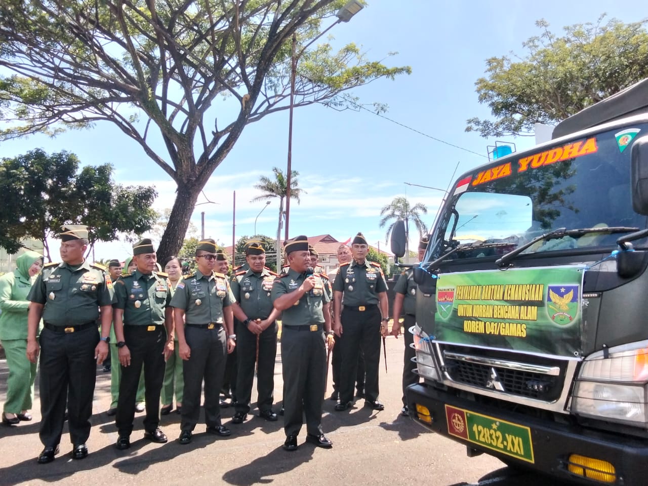 5,5 Ton Beras hingga Ratusan Paket Kebutuhan Pokok, Bantuan Korem 041/Gamas Meluncur ke Sumbar