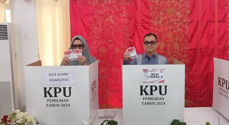 Nyoblos di TPS 002 Gading Cempaka, Komisioner KPU RI Ajak Warga Bengkulu Wujudkan Pemilu Berkualitas