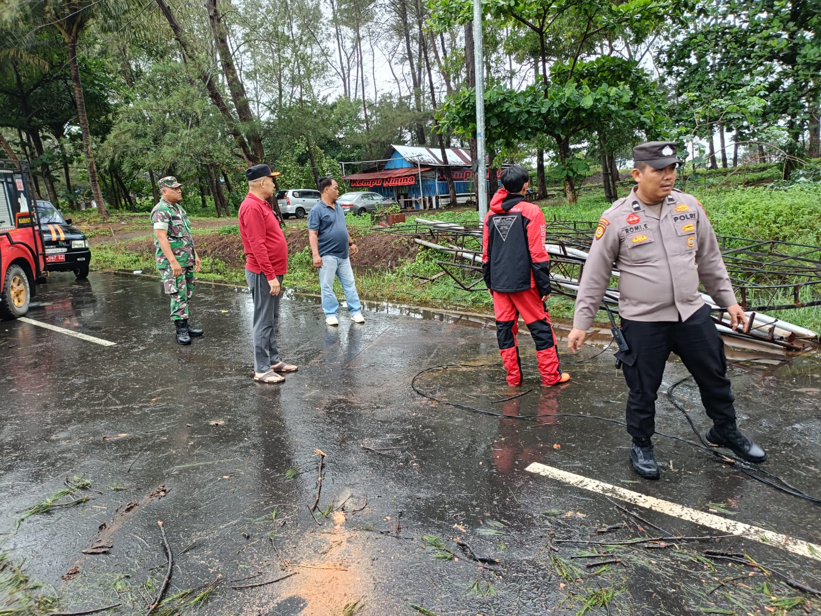 Hujan Badai Melanda Bengkulu, Pohon Tumbang Terjadi di Beberapa Titik