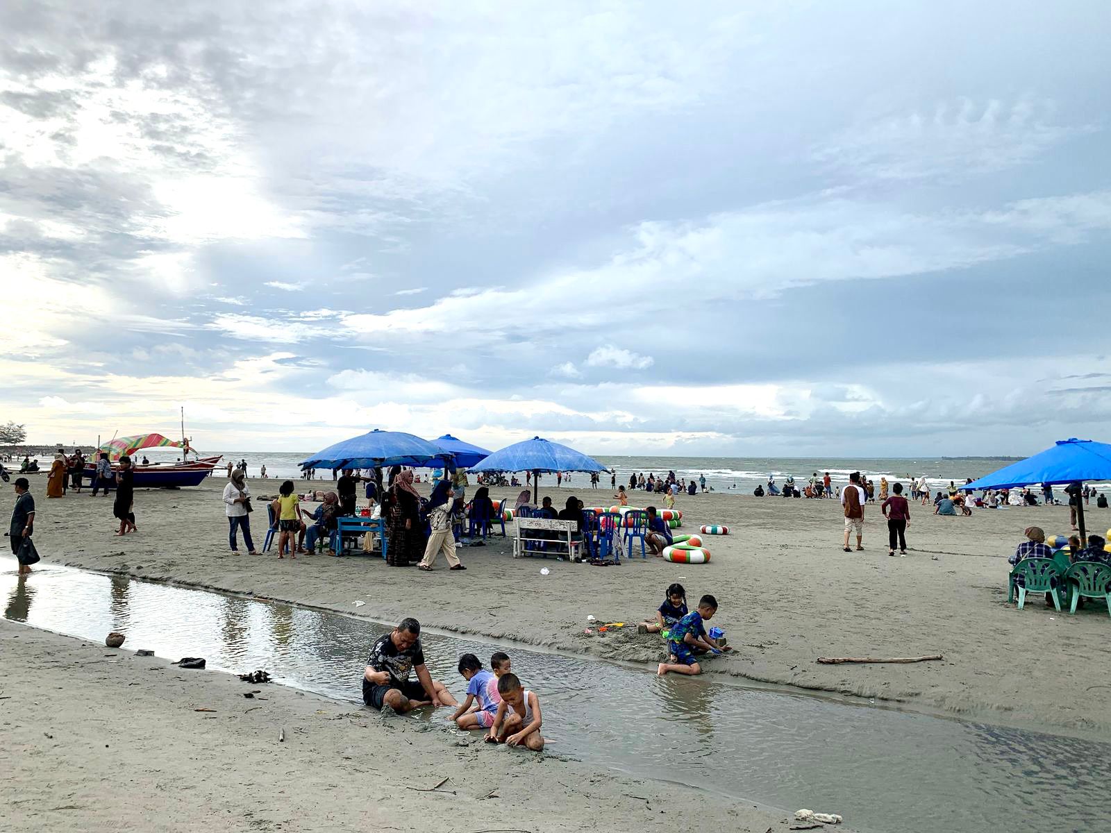 Wisatawan Serbu Pantai Jakat Bengkulu, Akui Banyak Aktivitas Seru Libur Lebaran di Sini
