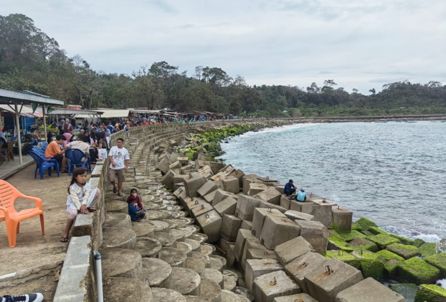 Libur Nataru, Omzet Pedagang Pantai Linau Melonjak Hingga Jutaan Rupiah