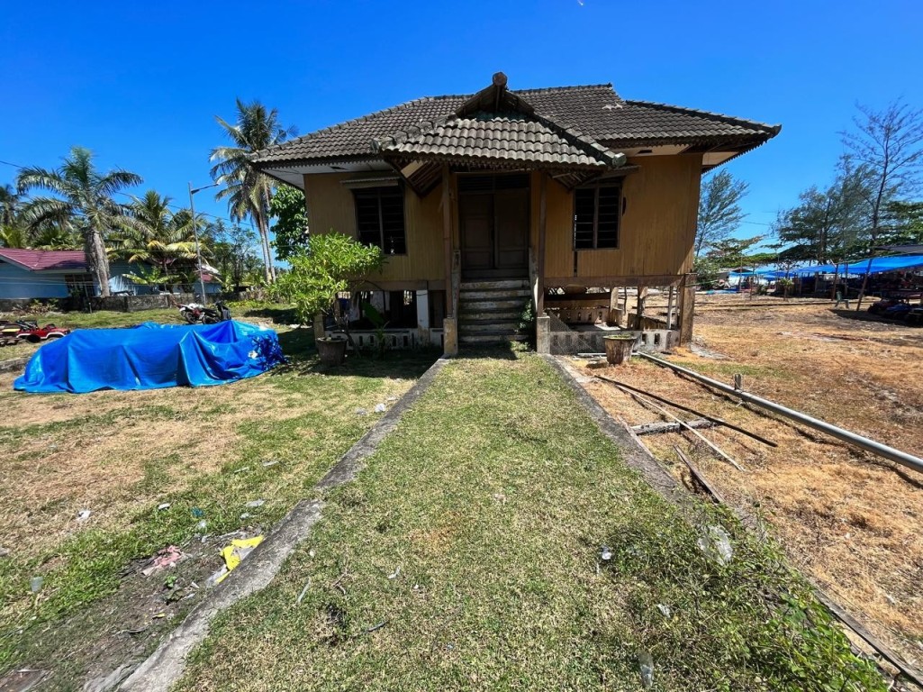 Aset Mangkrak di Tengah Taman Bermain, Gedung Dekranasda Bengkulu Selatan Membahayakan Pengunjung