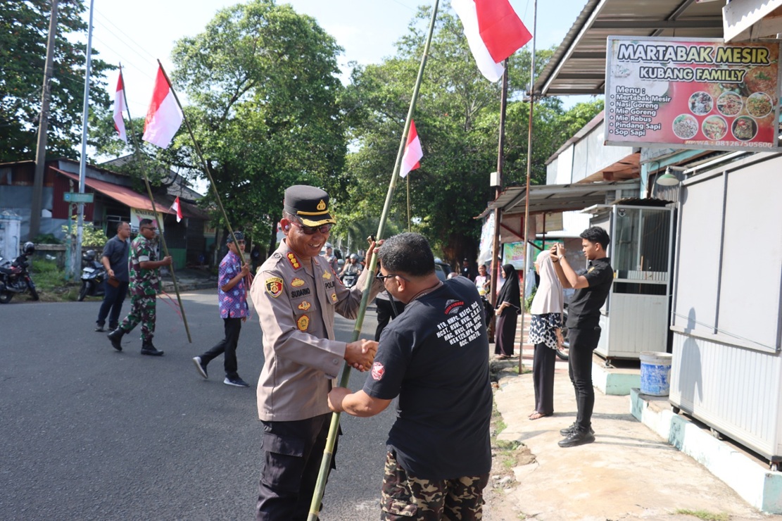 Jelang HUT RI ke-80, Polresta Bengkulu Bagikan 200 Bendera Merah Putih