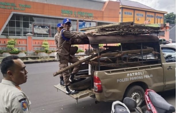 Lapak Disita Satpol PP Rejang Lebong, PKL S Sukowati Diberi Deadline Jumat