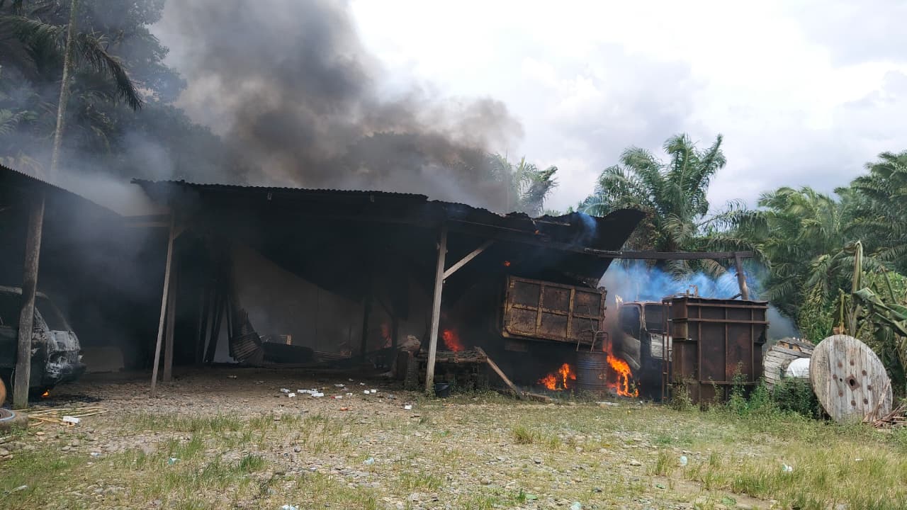 Warga Geram, 6 Mobil di Gudang Bengkel Dibakar Massa Usai Kasus Dugaan Pencurian Sawit di Mukomuko