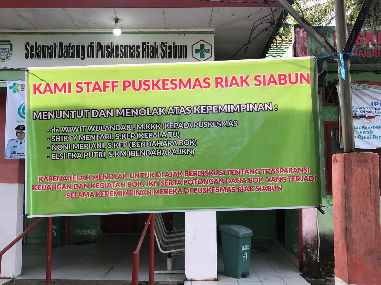 Staf Puskesmas Riak Siabun Pasang Spanduk Tolak Pimpinan, Tuntut Transparansi BOK dan JKN
