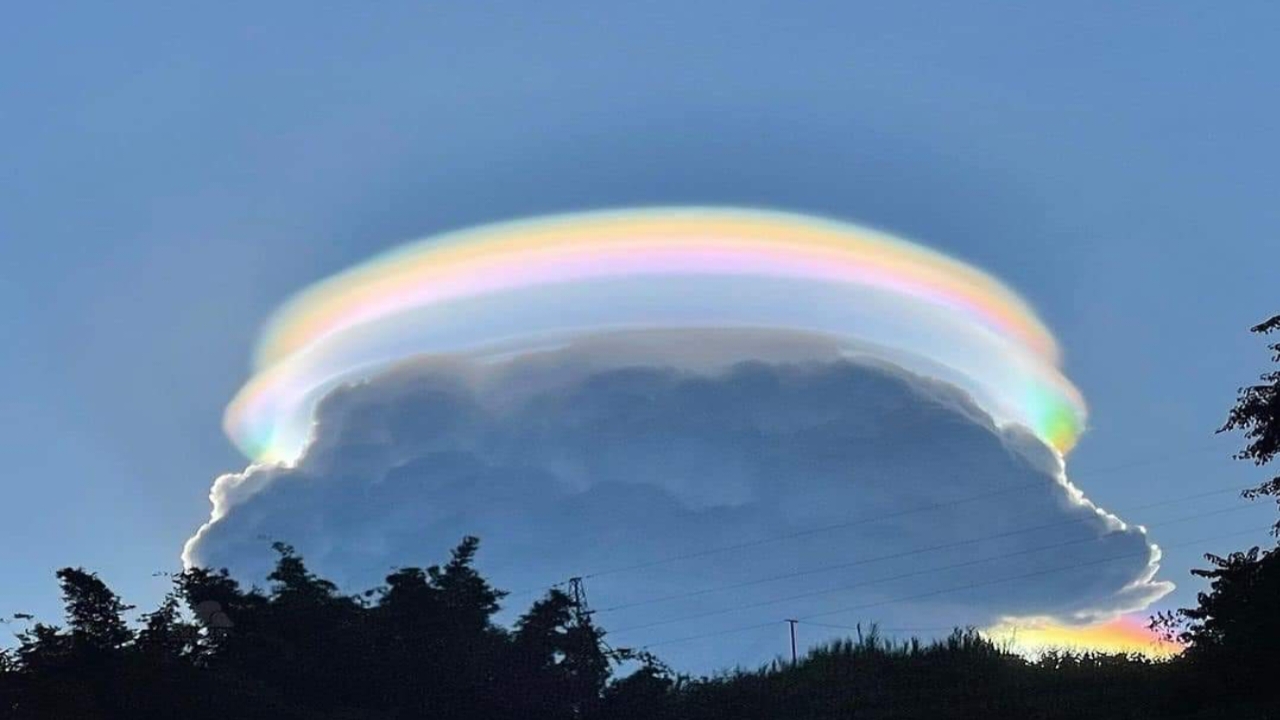 Fenomena Awan Pileus Berupa Awan Pelangi yang Menakjubkan, Ini Fakta Uniknya!