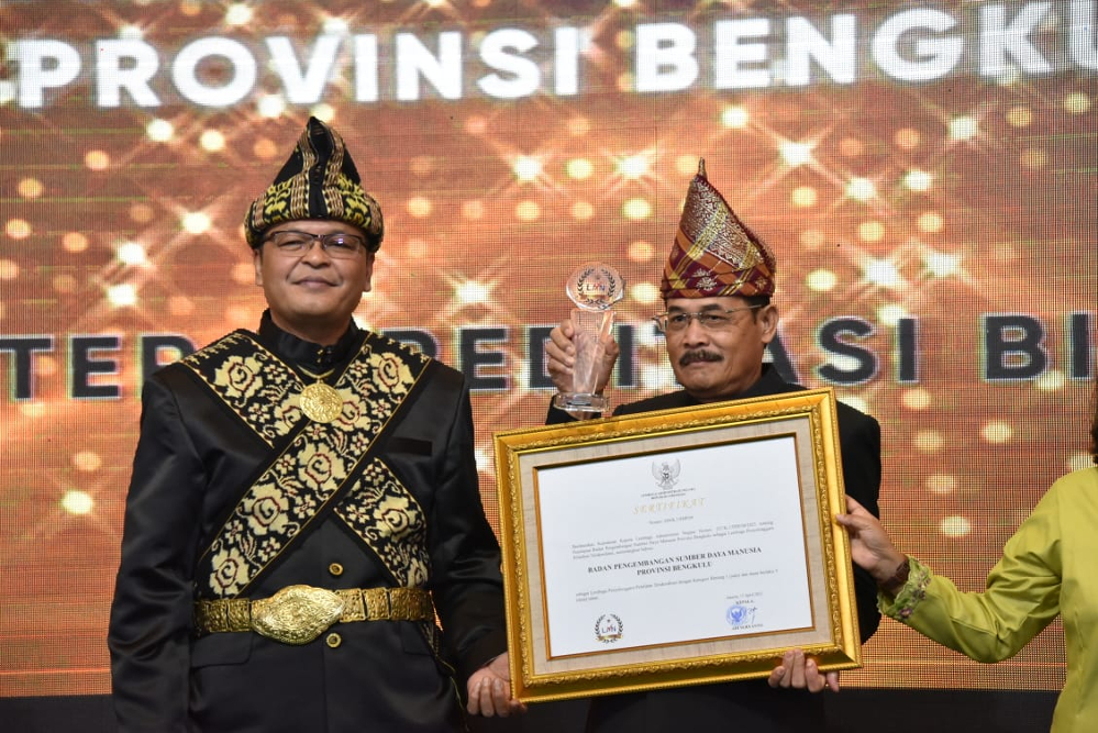 Jelang HUT ke-55 Provinsi Bengkulu, Pemprov Terima 2 Sertifikat Kelembagaan dari LAN RI