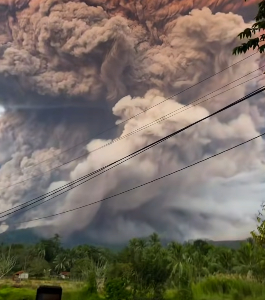 Lewotobi Erupsi, 10 Penerbangan ke Flores Dibatalkan