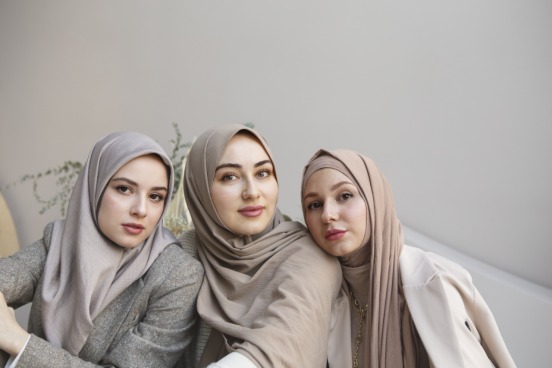 Tampil Percaya Diri dan Cerah dengan Hijab yang Tepat, Tips Memilih Warna dan Gaya Sesuai Bentuk Wajah