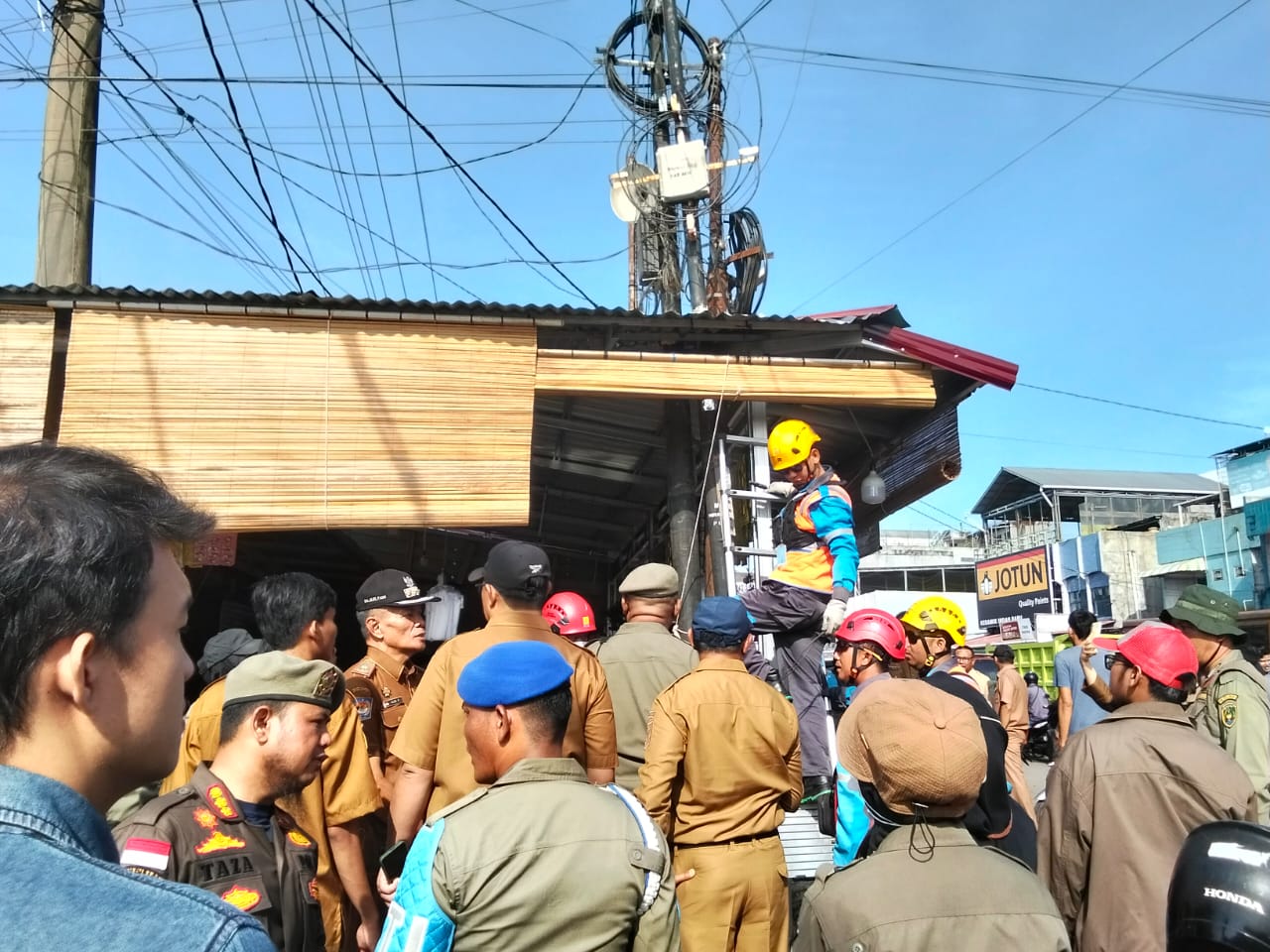 Satpol PP Temukan Sambungan Listrik Ilegal Lebih dari 100 Meter di Area Pasar