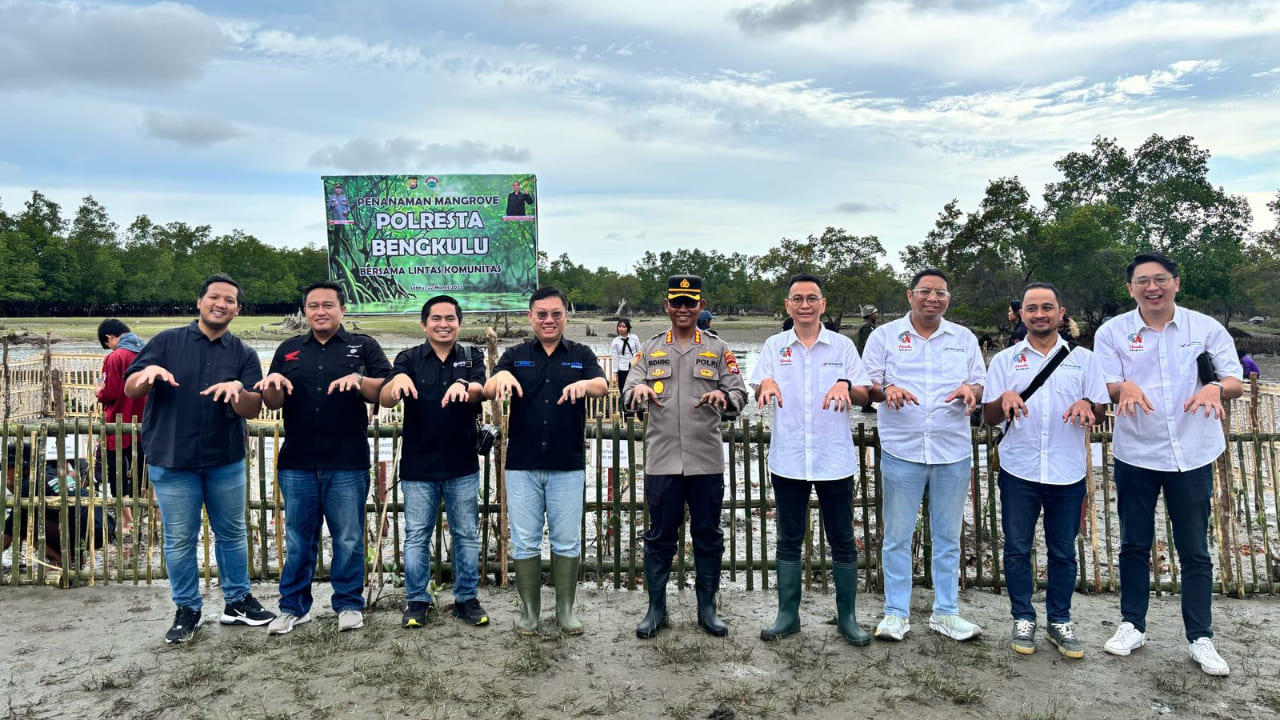 Jaga Ekosistem Pesisir, Polresta Bengkulu Gandeng Astra Motor Bengkulu dalam Pembuatan Taman Mangrove