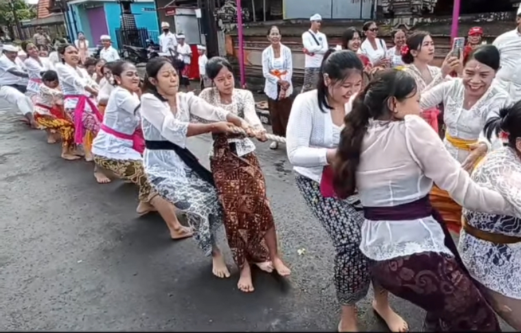 Tradisi Mbed-Mbedan: Ritual Unik Usai Hari Raya Nyepi
