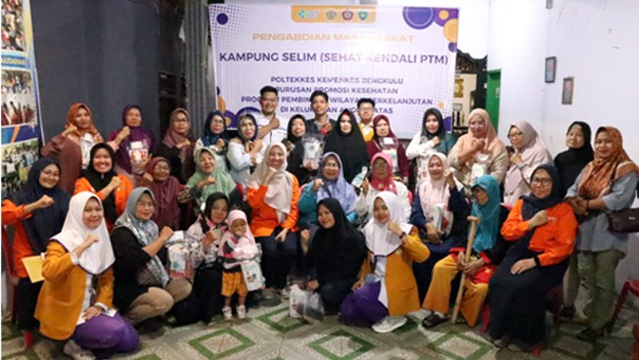 Edukasi dan Pelatihan Perawatan Mandiri Diabetes Mellitus: Membangun Kampung Sehat SeLIM PTM di Bengkulu