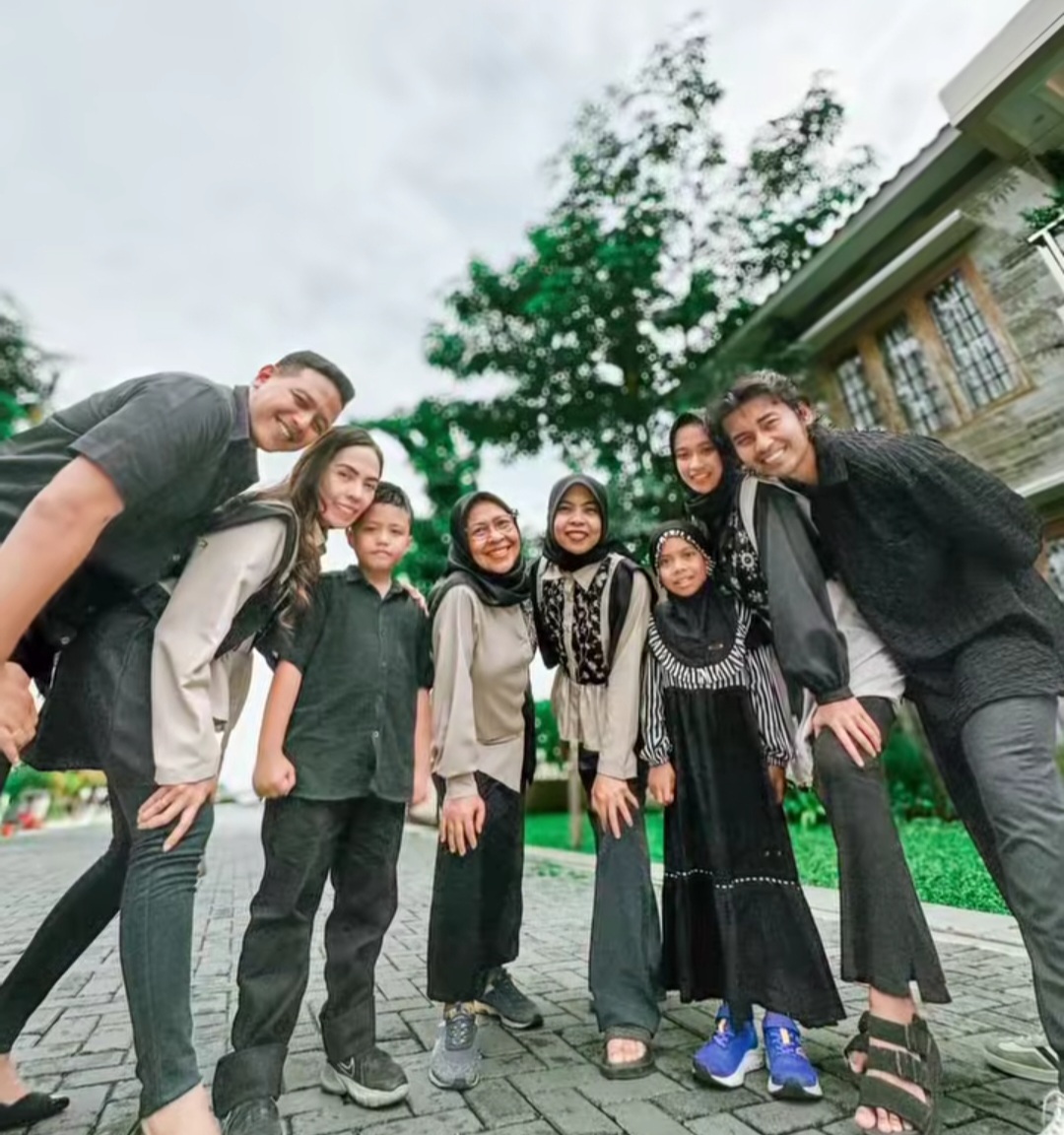 Makin Gemes! Pose Unik Saat Lebaran Ala Gen Z Bersama Keluarga