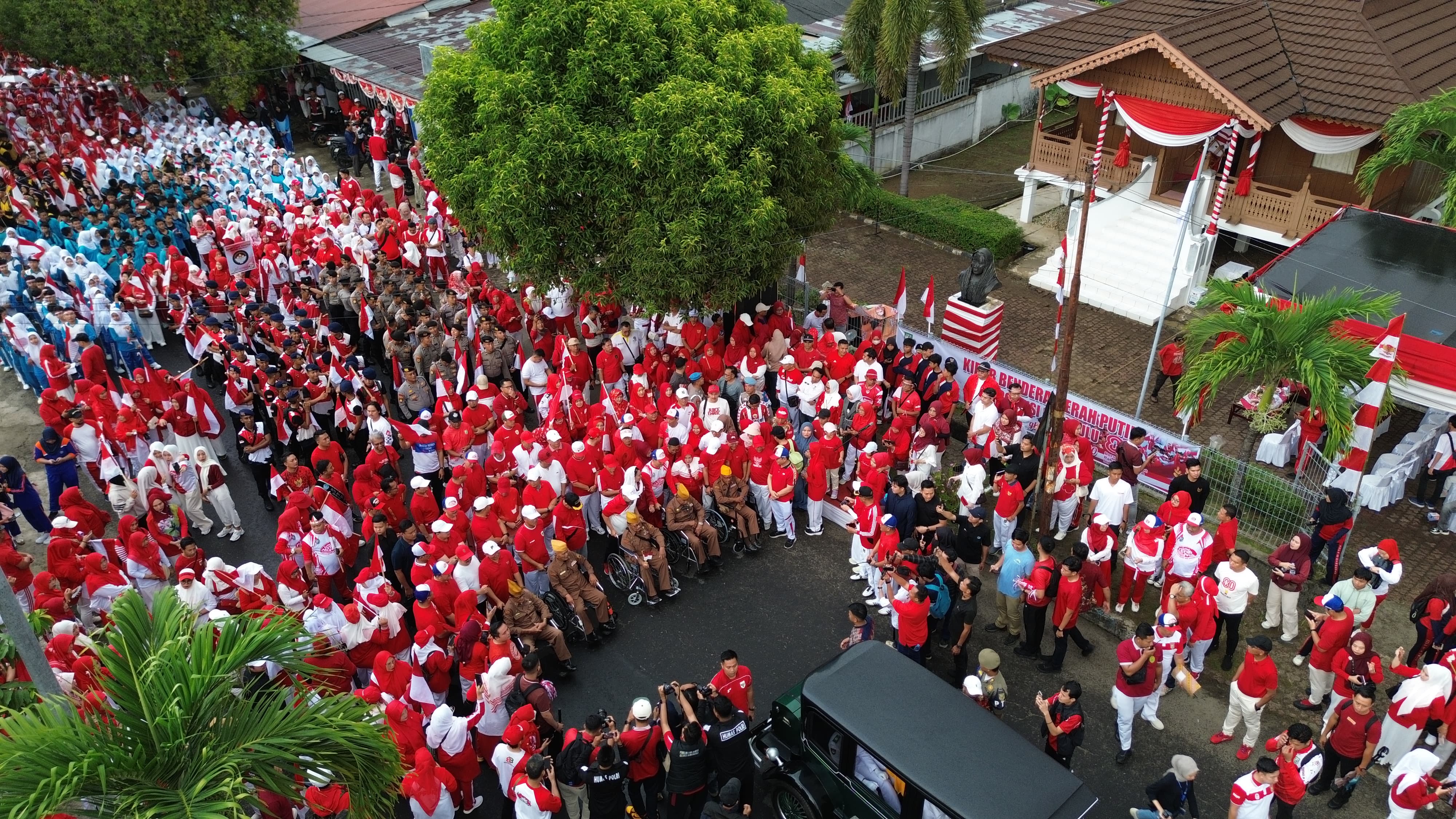 Hujan Deras Tak Hentikan Ribuan Warga Bengkulu Ikut Kirab Merah Putih dari Rumah Fatmawati ke Benteng Marlboro