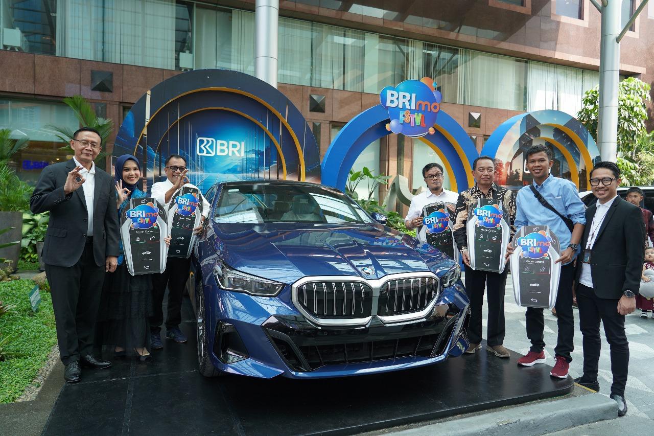 Apresiasi Nasabah Loyal, BRI Serahkan Hadiah BRImo FSTVL 2024 kepada Para Pemenang