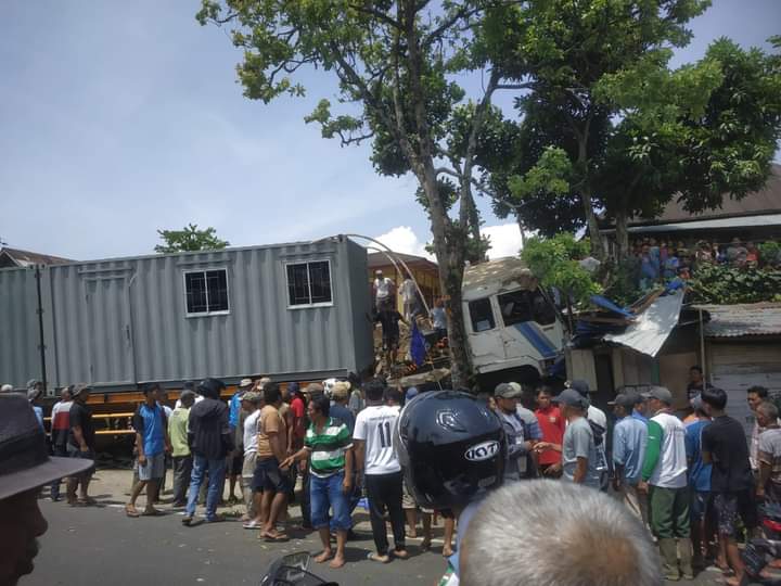 BREAKING NEWS: Truk Kontainer Tabrak Rumah Warga di Rejang Lebong, Diduga Rem Blong