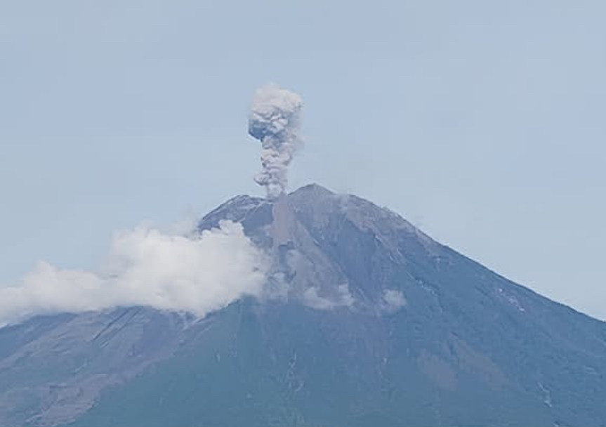 Erupsi Beruntun Gunung Semeru: Letusan Capai 700 Meter, Warga Diminta Waspada