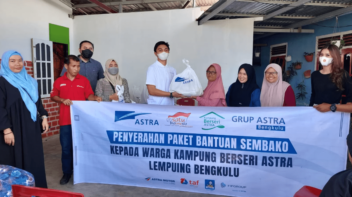 Grup Astra Bengkulu Salurkan Bantuan Sembako untuk Warga Kampung Berseri Astra di Lempuing dan Rawa Makmur