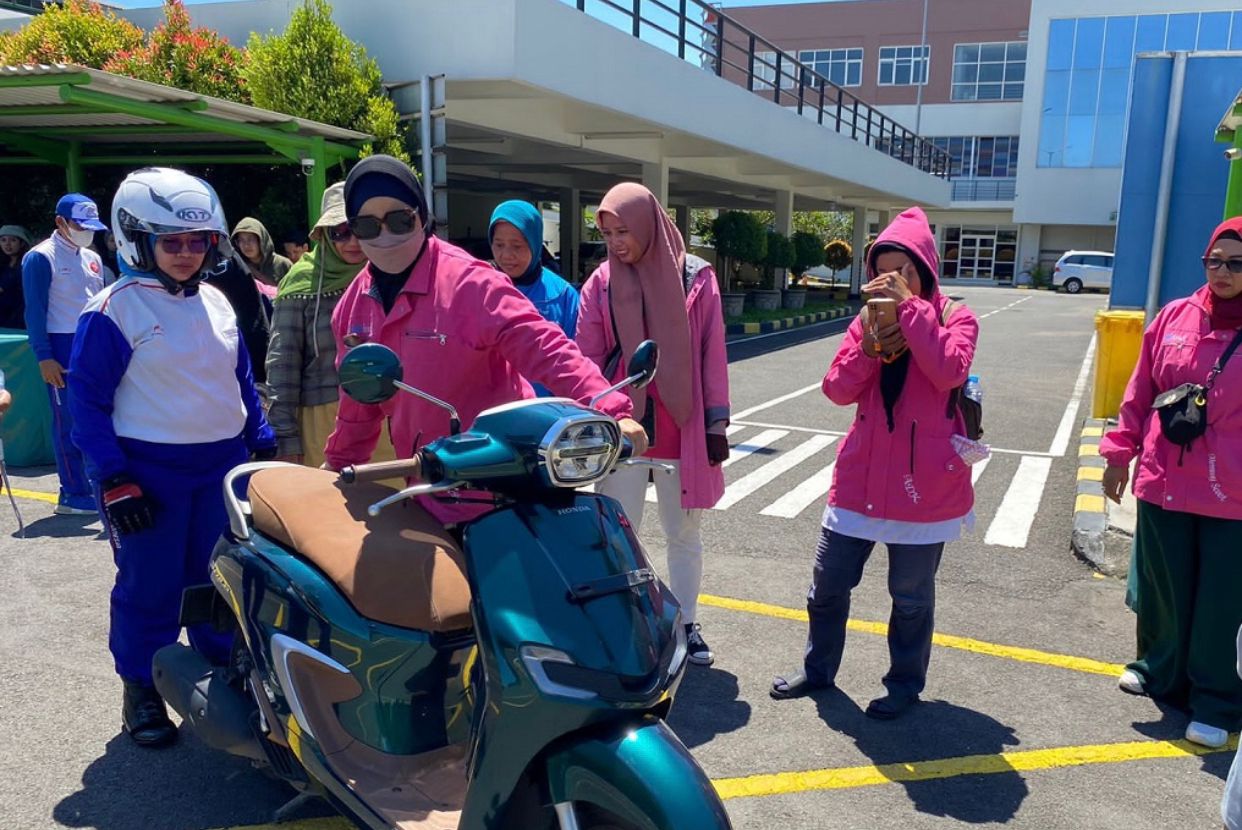 Edukasi Safety Riding AHM Ungkap Cara Kartini Zaman Now Belajar Naik Motor yang Aman dan Stylish